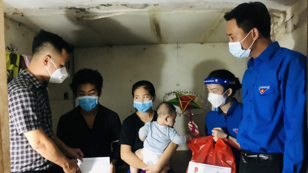 Đồng chí Nguyễn Đức Tiến, Phó Bí thư Thường trực Thành đoàn, Chủ tịch Hội LHTN thành phố Hà Nội cùng nhà hảo tâm tặng tiền hỗ trợ tới gia đình anh 