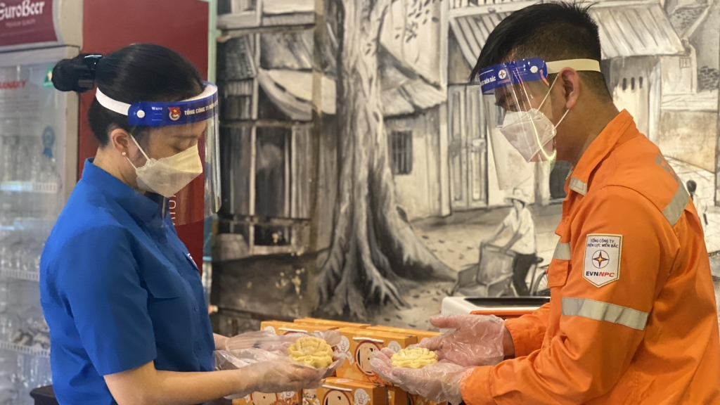 Những chiếc bánh được tự tay đoàn viên, thanh niên làm 