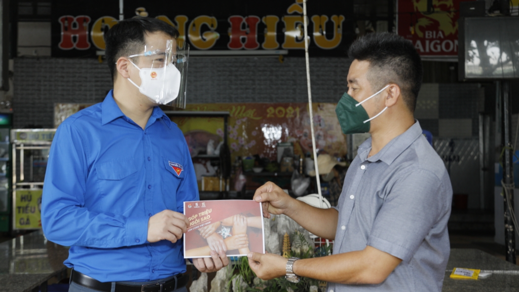 Bí thư Trung ương Đoàn Ngô Văn Cương trao số tiền hỗ trợ đến hộ kinh doanh nhỏ tạo Thành phố Hồ Chí Minh 