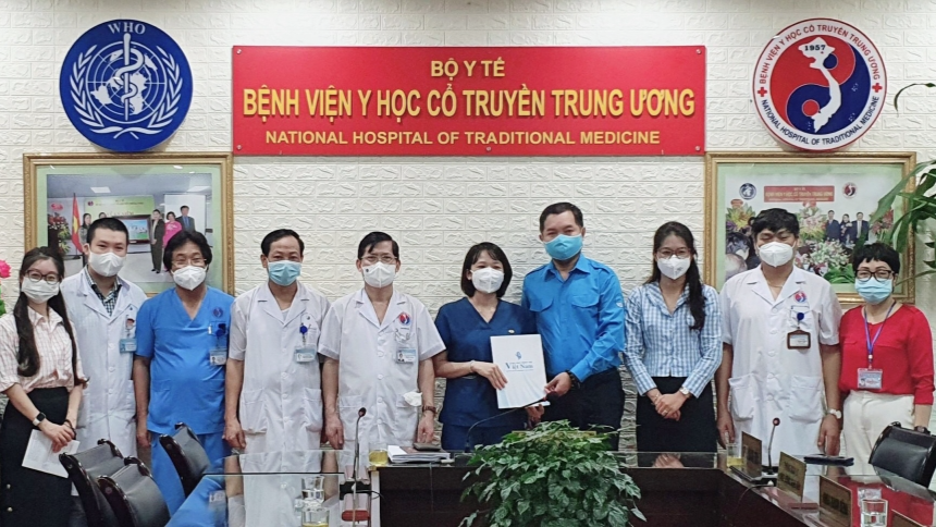 Tặng quà động viên y bác sĩ tình nguyện vào Thành phố Hồ Chí Minh chống dịch