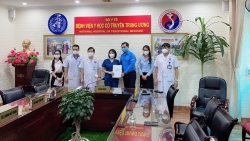 Tặng quà động viên y bác sĩ tình nguyện vào Thành phố Hồ Chí Minh chống dịch