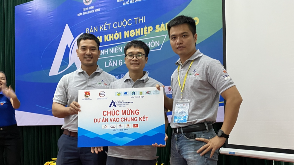 3 chàng trai trẻ thực hiện mô hình “Nuôi tôm áp sát thành phố, ứng dụng công nghệ Biofloc cung cấp tôm tươi tại Hà Nội” 