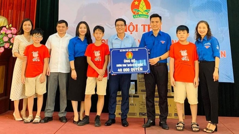 Đồng chí Lý Duy Xuân, Phó Bí thư Thành đoàn, Chủ tịch Hội đồng Đội thành phố Hà Nội đón nhận sự ủng hộ của các cơ sở với chương trình 