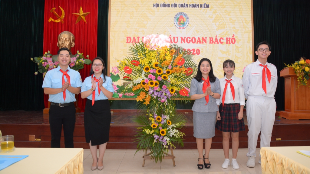 Đồng chí Chu Hồng Minh, Ủy viên Ban chấp hành Trung ương Đoàn, Bí thư Thành đoàn tặng hoa chúc mừng Đại hội 