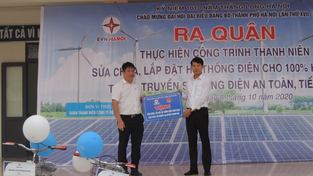 Nguyễn Anh Tuấn, Thành ủy viên, Chủ tịch Hội đồng thành viên Tổng công ty Điện lực thành phố Hà Nội trao biển công trình tới đại diện lãnh đạo huyện Thanh Oai