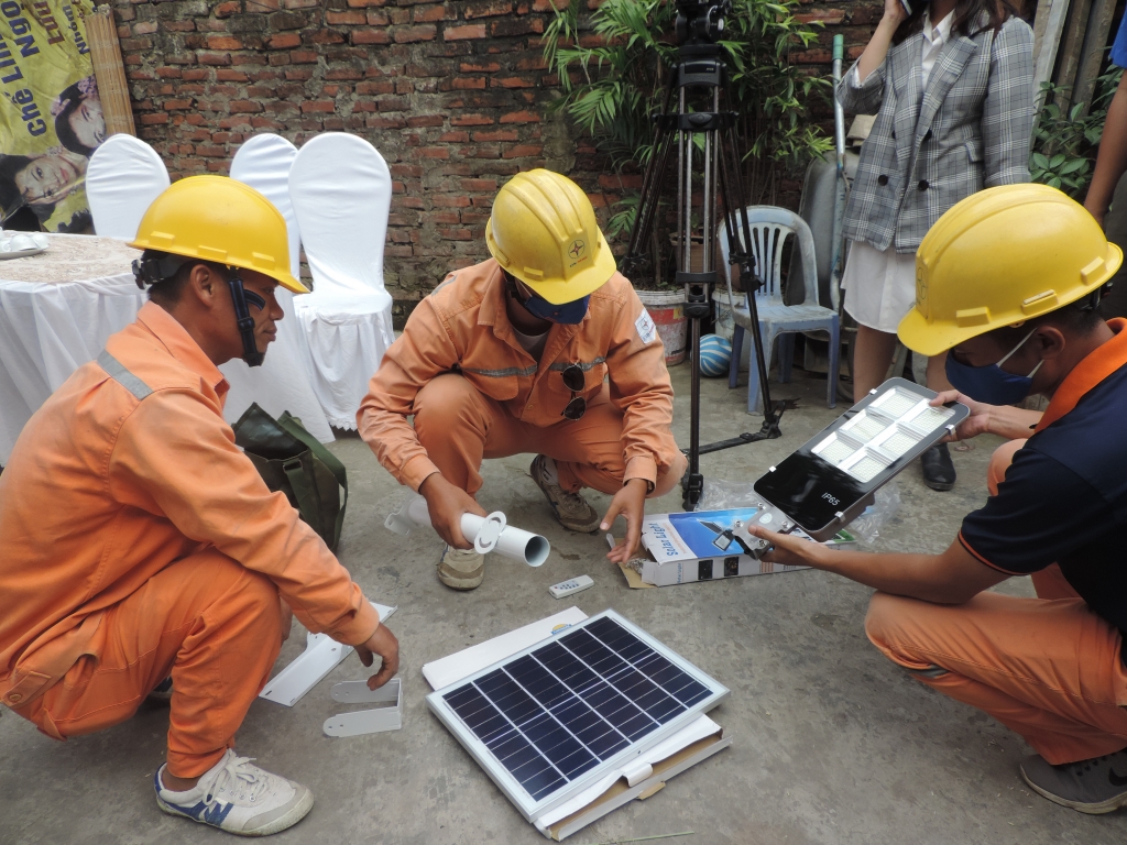 Đoàn viên, thanh niên EVN HANOI lắp đặt thiết bị điện cho hộ gia đình nghèo tại thôn Ba Đình 