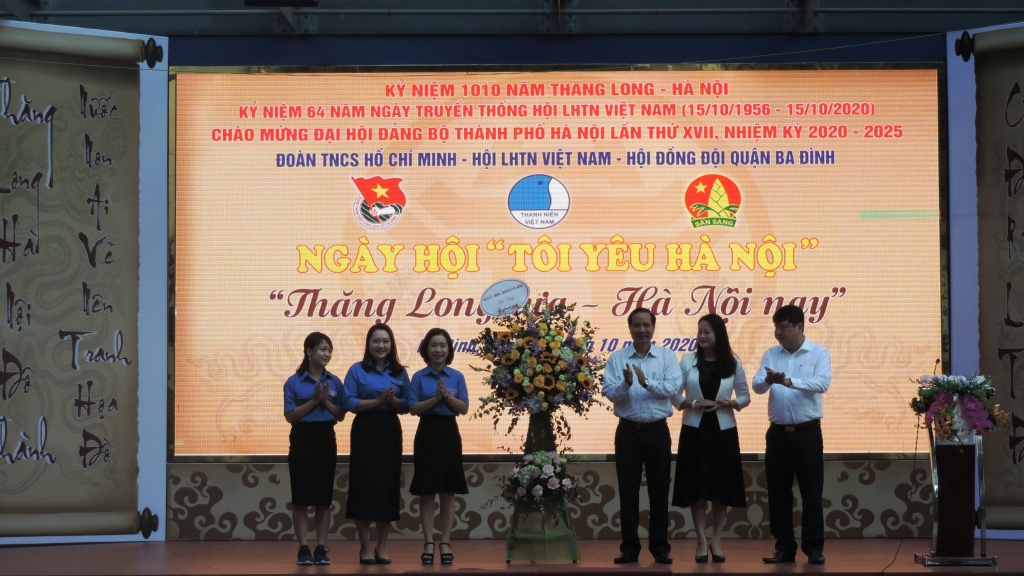 Các đồng chí lãnh đạo quận Ba Đình tặng hoa chúc mừng Hội LHTN quận