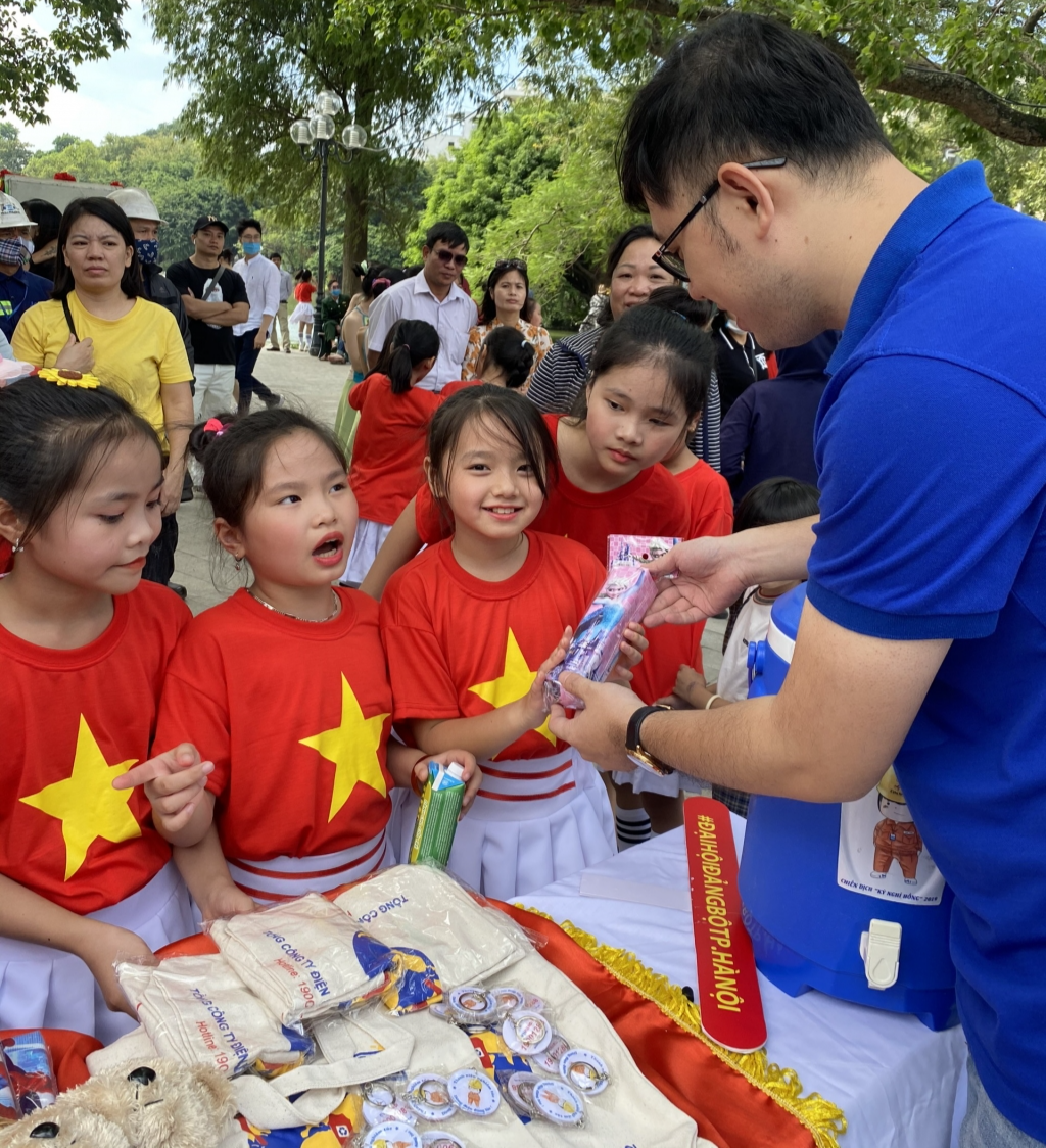 Đoàn Thanh niên EVN HANOI tặng quà tới các em thiếu nhi