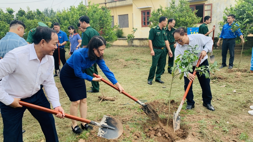 Các vị đại biểu trồng cây tại khuôn viên Đồn biên phòng Cửa Lân 