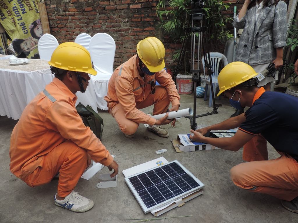 Đoàn viên, thanh niên EVN HANOI chuẩn bị lắp đèn năng lượng mặt trời cho gia đình anh Nguyễn Huy Thắng