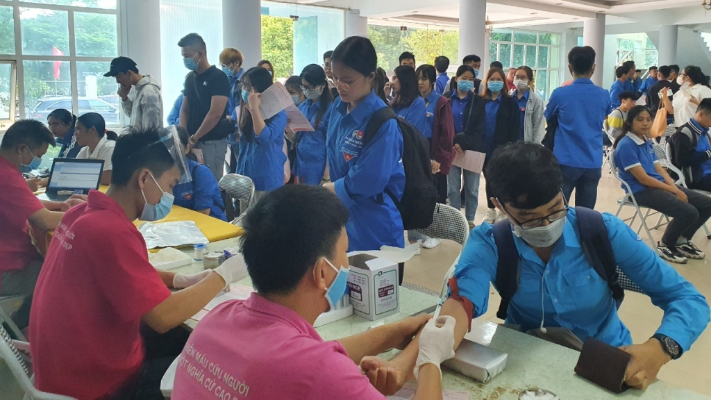 Đoàn viên, thanh niên quận Long Biên tham gia hiến máu tình nguyện