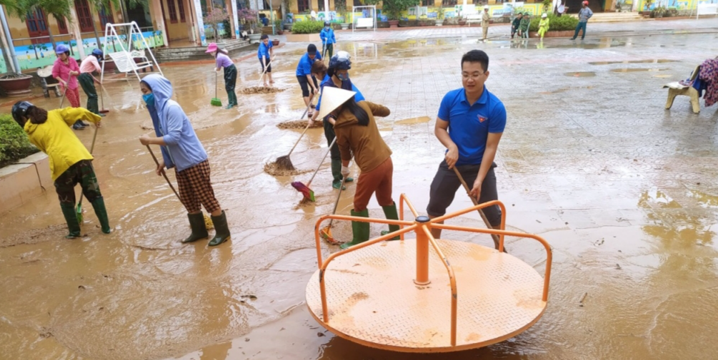 Đoàn viên, thanh niên tỉnh Quảng Bình cùng nhân dân khắc phục hậu quả sau lũ