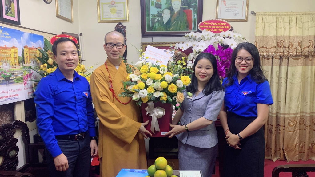 đồng chí Chu Hồng Minh, Thành uỷ viên, Bí thư Thành đoàn, Chủ tịch Hội Sinh viên thành phố tặng hoa tới Đại đức Thích Đạo Thông 