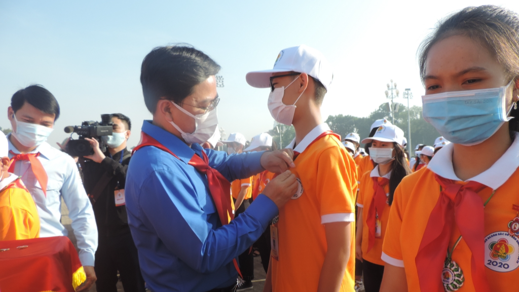 Đồng chí Nguyễn Anh Tuấn, Bí thư Thường trực Trung ương Đoàn, Chủ tịch Trung ương Hội LHTN Việt Nam trao Huy hiệu tới các đại biểu Cháu ngoan bác Hồ 