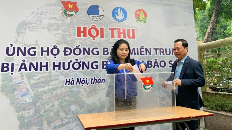 Đồng chí Chu Hồng Minh, Thành ủy viên, Bí thư Thành đoàn Hà Nội và  Phó Trưởng ban Dân vận Thành ủy Hà Nội Nguyễn Kim Hoàng ủng hộ đồng bào miền Trung 