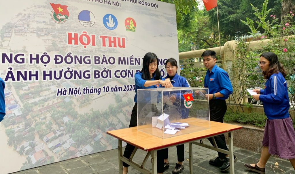 Đoàn viên, thanh niên Cơ quan Thành đoàn Hà Nội quyên góp ủng hộ đồng bào miền Trung