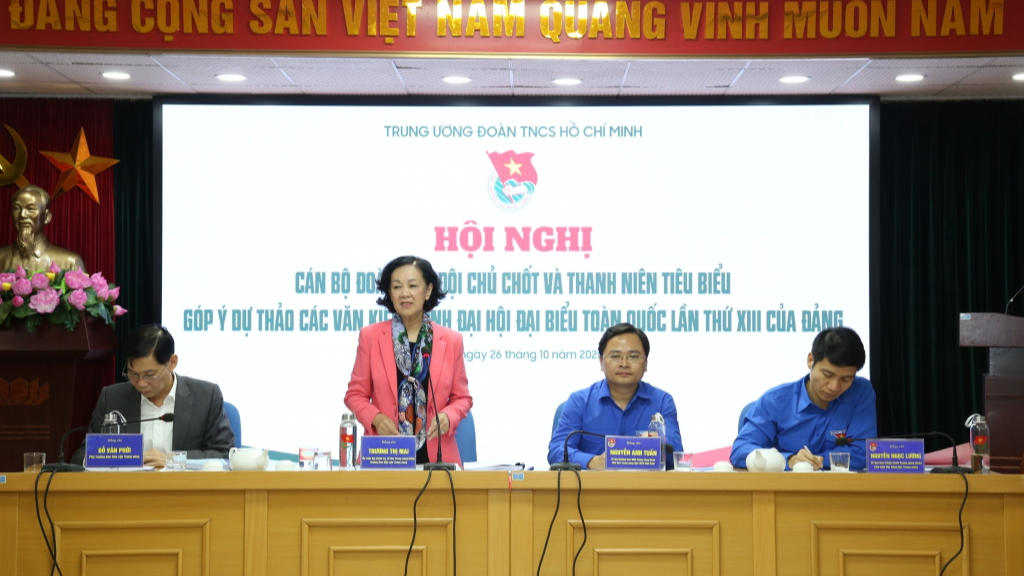 đồng chí: Trương Thị Mai, Ủy viên Bộ Chính trị, Bí thư Trung ương Đảng, Trưởng Ban Dân vận Trung ương phát biểu tại hội nghị