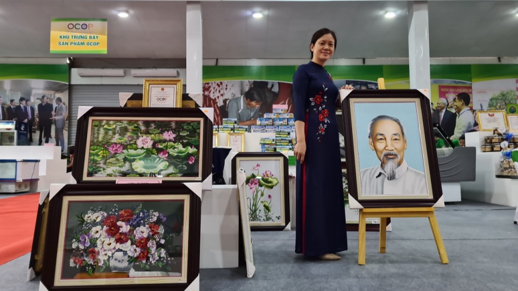 Nghệ nhân Nguyễn Thúy Đào với các tác phẩm tranh thêu