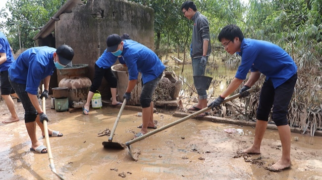 Đoàn viên, sinh viên tỉnh Nghệ An hỗ trợ người dân khắc phục hậu quả do lũ 