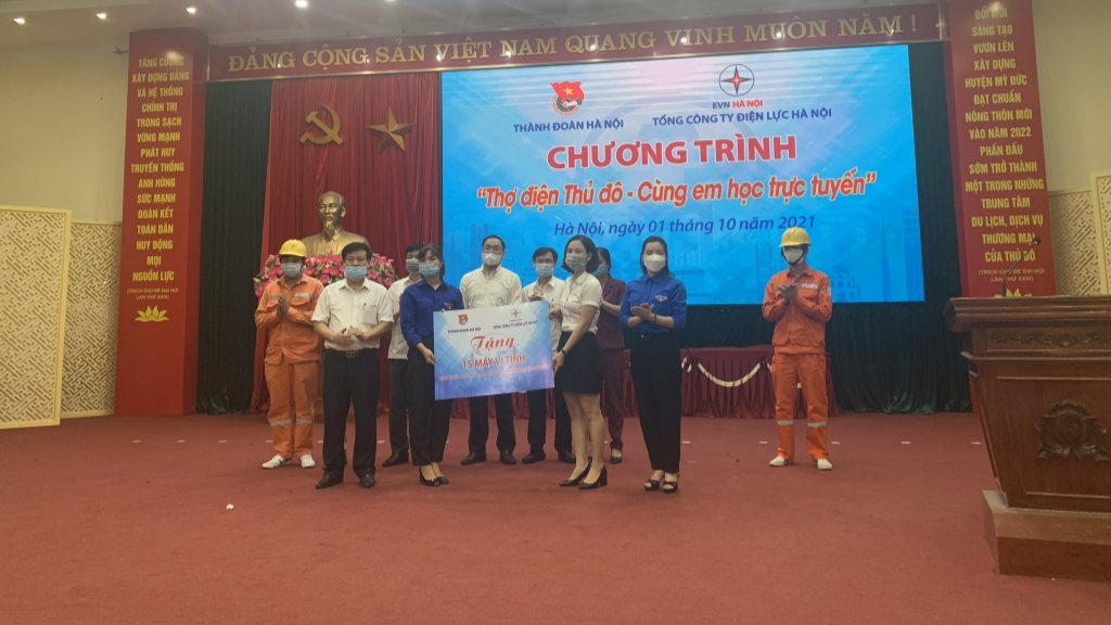 Thợ điện Thủ đô trao 41 thiết bị máy tính cùng em học trực tuyến