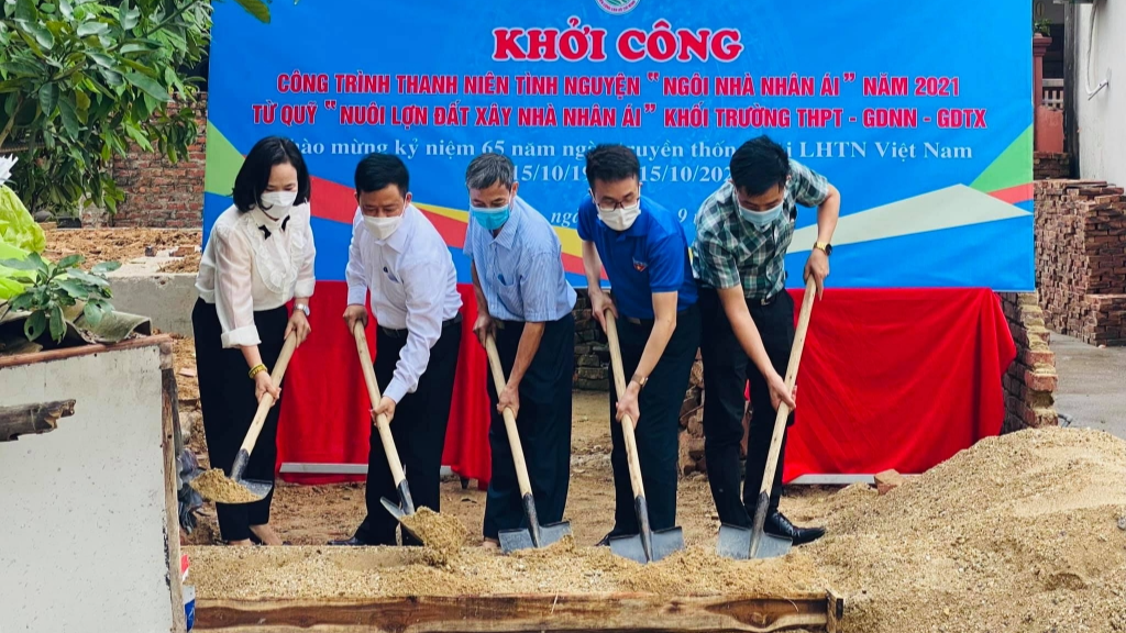 Lễ khởi công xây dựng nhà nhân ái tặng gia đình học trò Trịnh Thị Ngân 