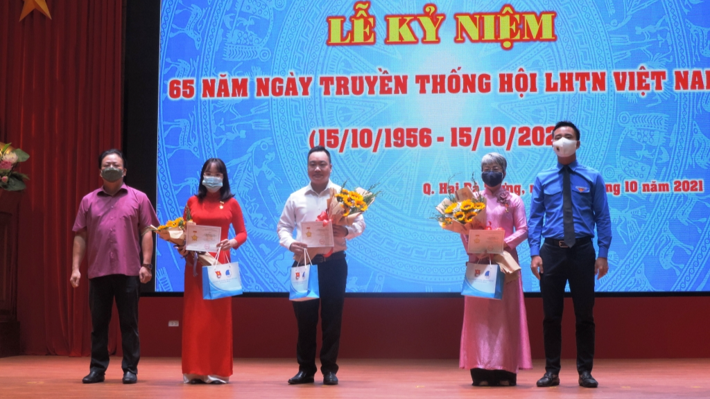 Hai Bà Trưng: Khen thưởng nhiều tập thể, cá nhân xuất sắc trong phòng, chống Covid-19