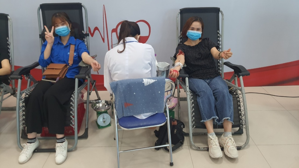 Bạn trẻ Nguyễn Thúy Phương và mẹ, chị Tạ Thùy Dương tham gia hiến máu tình nguyện