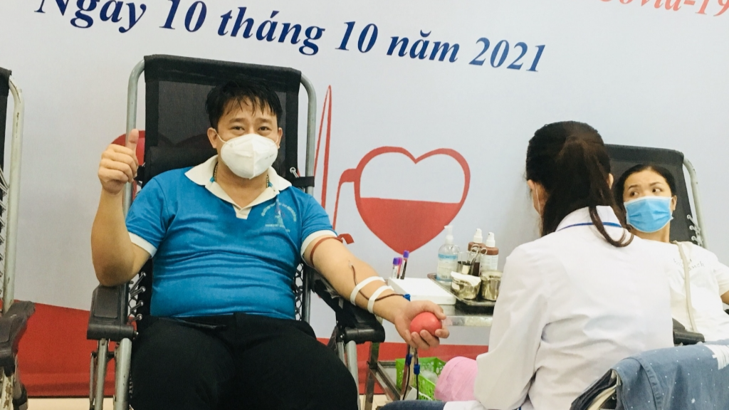 Anh Nguyễn Vũ Hoàng, Bí thư Đoàn phường Tân Mai  tham gia hiến máu tình nguyện