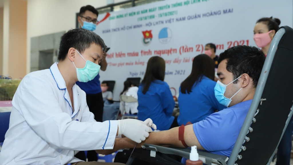 Thời tiết không thuận lợi nhưng rất nhiều bạn trẻ đến tham gia hiến máu tình nguyện 