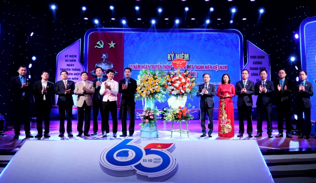 Các vị đại biểu tặng hoa chúc mừng Hội LHTN thành phố Hà Nội
