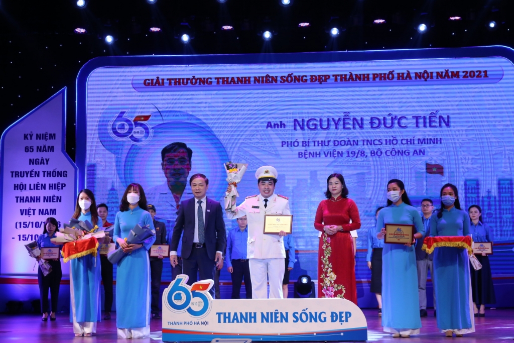 Đồng chí Phạm Tất Thắng, Phó Trưởng ban Thường trực Ban Dân vận Trung ương và Phó Bí thư Thường trực Thành ủy Hà Nội Nguyễn Thị Tuyến trao phần thưởng đến “Thanh niên sống đẹp”.