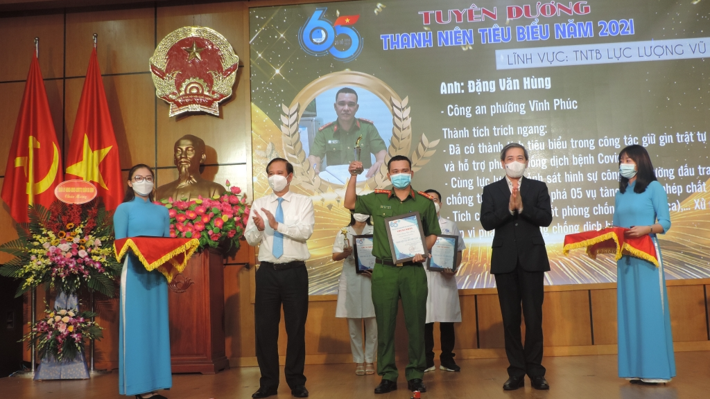 Các đồng chí lãnh đạo quận Ba Đình trao phần thưởng đến thanh niên tiêu biểu