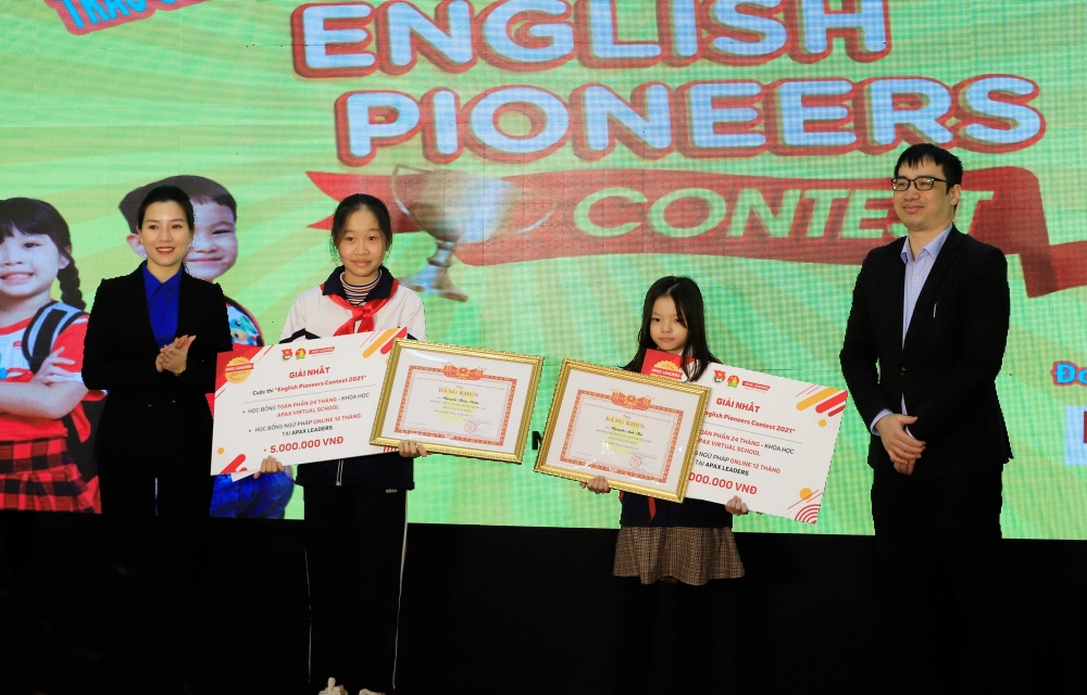 Em Nguyễn Thùy Trâm (thứ hai từ trái sang) giành giải Nhất bảng THCS cuộc thi tiếng Anh 