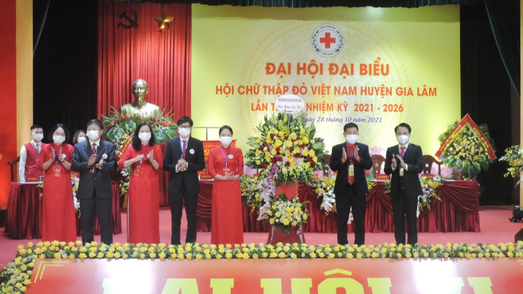 Các đồng chí lãnh đạo Trung ương Hội Chữ thập đỏ Việt Nam, Hội Chữ thập đỏ thành phố Hà Nội tặng hoa chúc mừng Đại hội