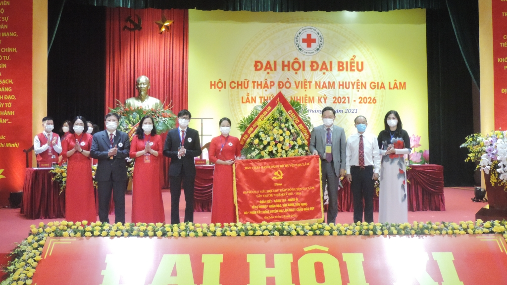 Các đồng chí lãnh đạo Huyện ủy Gia Lâm tặng hoa và bức chướng chúc mừng Đại hội