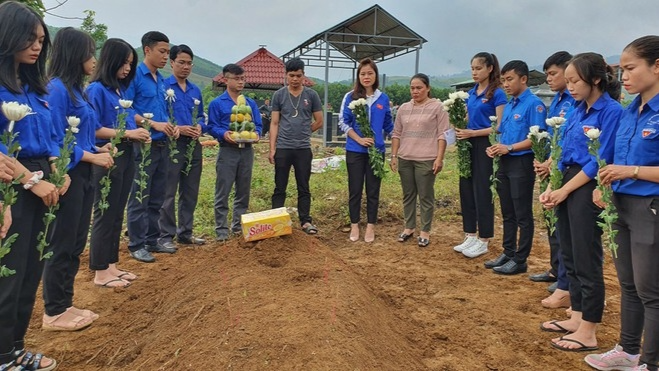 Đoàn công tác của Tỉnh đoàn Quảng Nam đến viếng anh Hồ Văn Độ