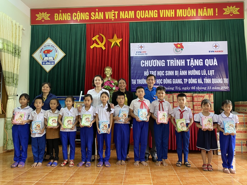 Đoàn Thanh niên EVN HANOI tặng quà tới học sinh trường Tiểu học 