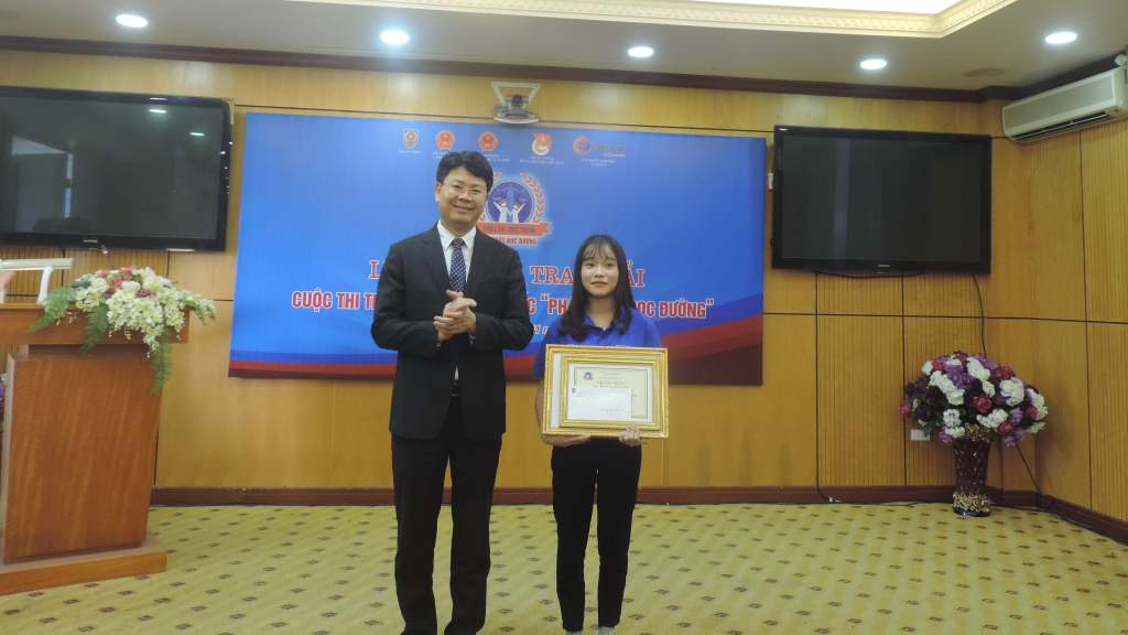 Đồng chí Nguyễn Thanh Tịnh, Ủy viên Ban cán sự Đảng, Thứ trưởng Bộ Tư pháp trao phần thưởng tới thí sinh đoạt giải Nhất 
