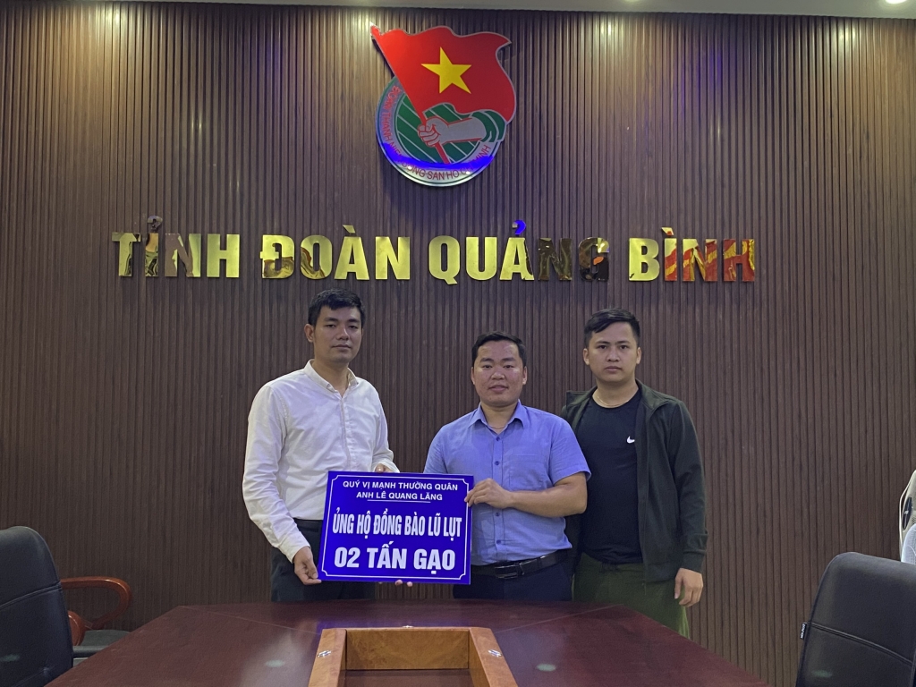 2 tấn gạo được trao tới Tỉnh đoàn Quảng Bình để hỗ trợ nhân dân vùng lũ 