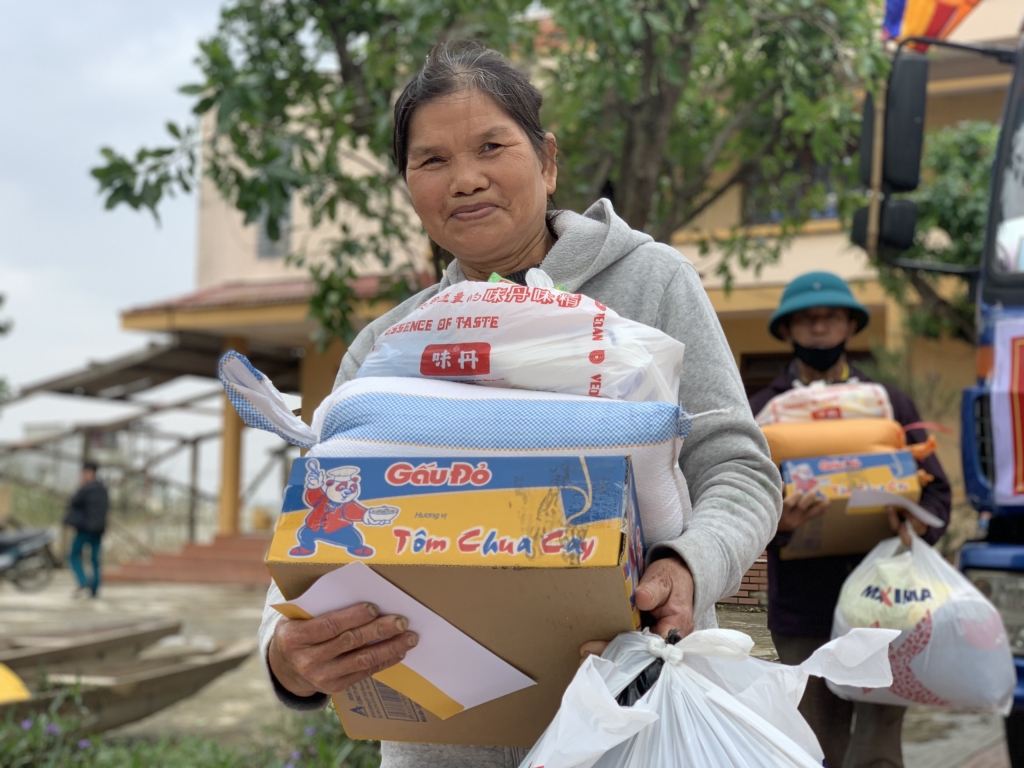 Niềm vui của người dân khi được nhận quà hỗ trợ