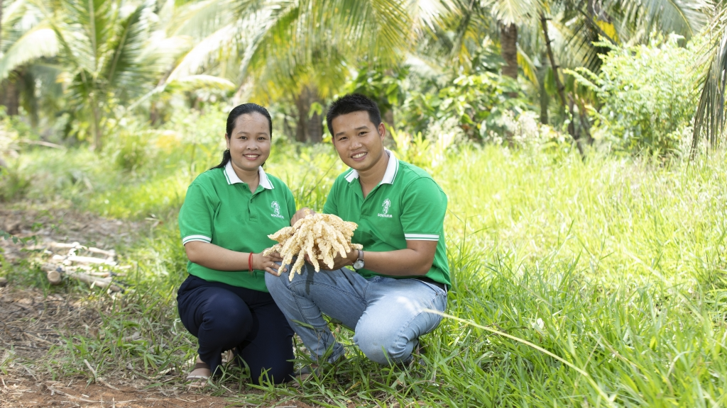 Vợ chồng anh Phạm Đình Ngãi và chị Thạch Thị Chal Thi 