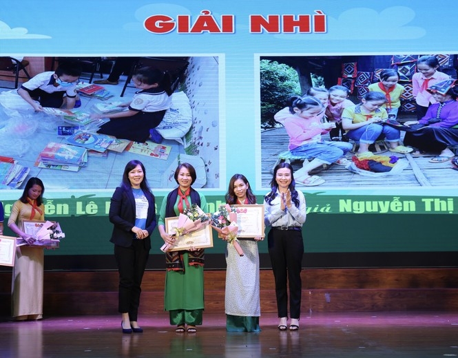 Các đại biểu trao phần thưởng tới tác giả đoạt giải Nhì 