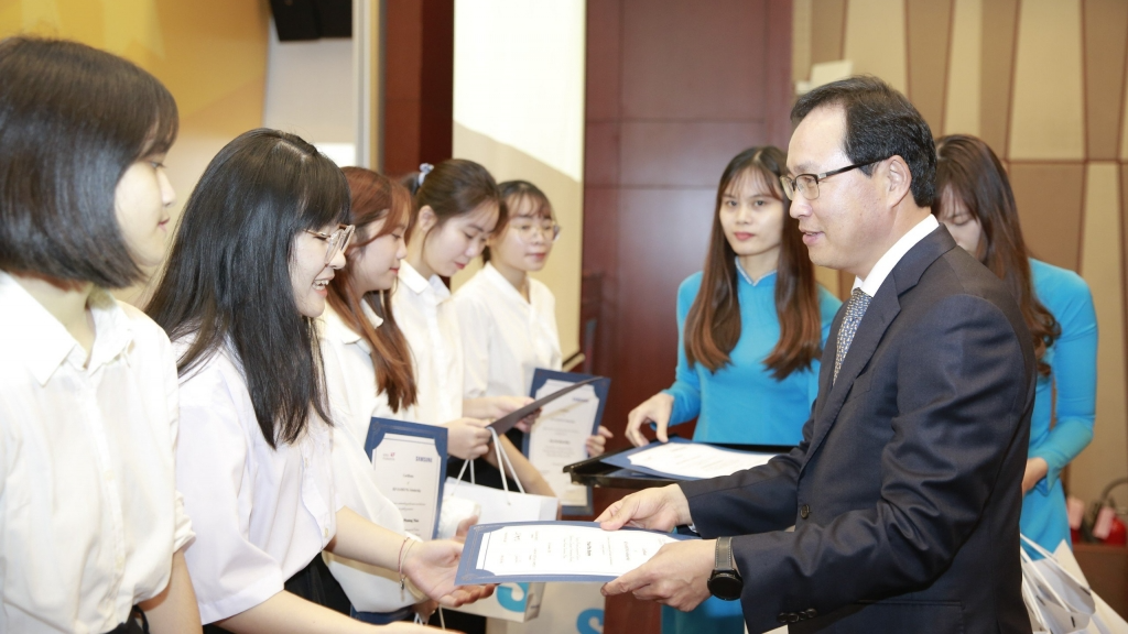 Các sinh viên chuyên ngành tiếng Hàn xuất sắc được nhận học bổng