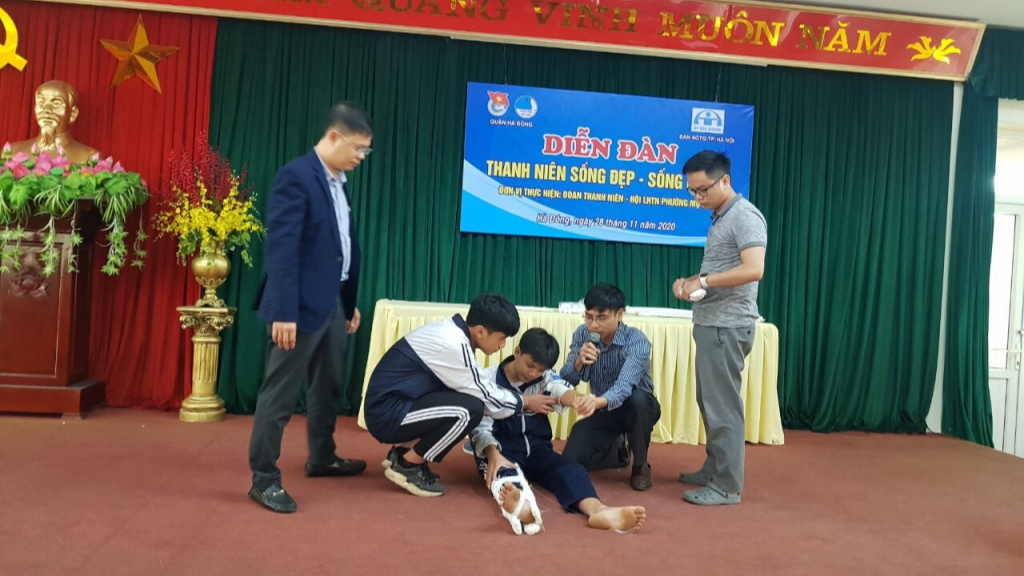 Đoàn viên, thanh niên học và thực hành kỹ năng sơ cứu 