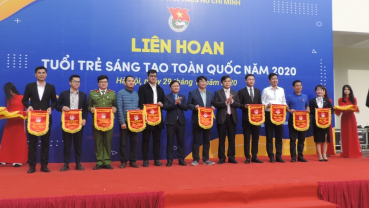 Các đơn vị tham gia Liên hoan nhận cờ lưu niệm