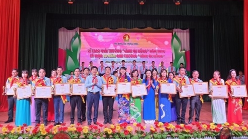 20 giáo viên làm Tổng phụ trách Đội nhận giải thưởng “Cánh én hồng”