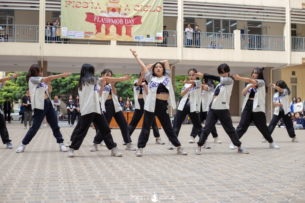 Sân trường Chuyên Sư phạm Hà Nội “rực lửa” trong ngày hội Flashmob