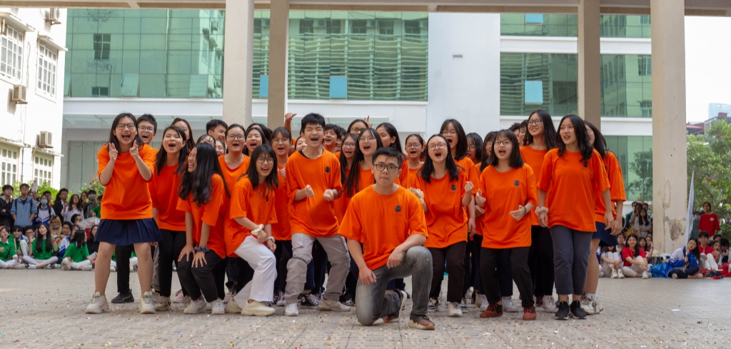 Sân trường Chuyên Sư phạm Hà Nội “rực lửa” trong ngày hội Flashmob