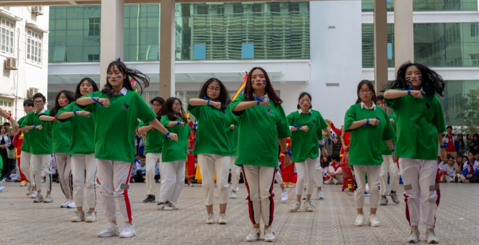 Sân trường Chuyên Sư phạm Hà Nội “rực lửa” trong ngày hội Flashmob