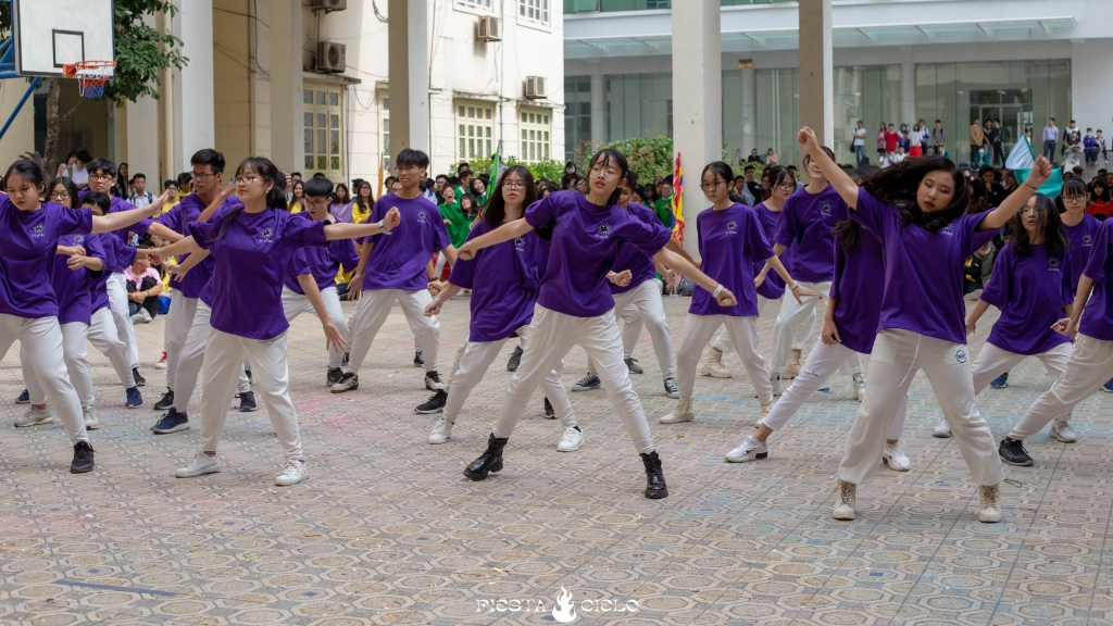 Sân trường Chuyên Sư phạm Hà Nội “rực lửa” trong ngày hội Flashmob